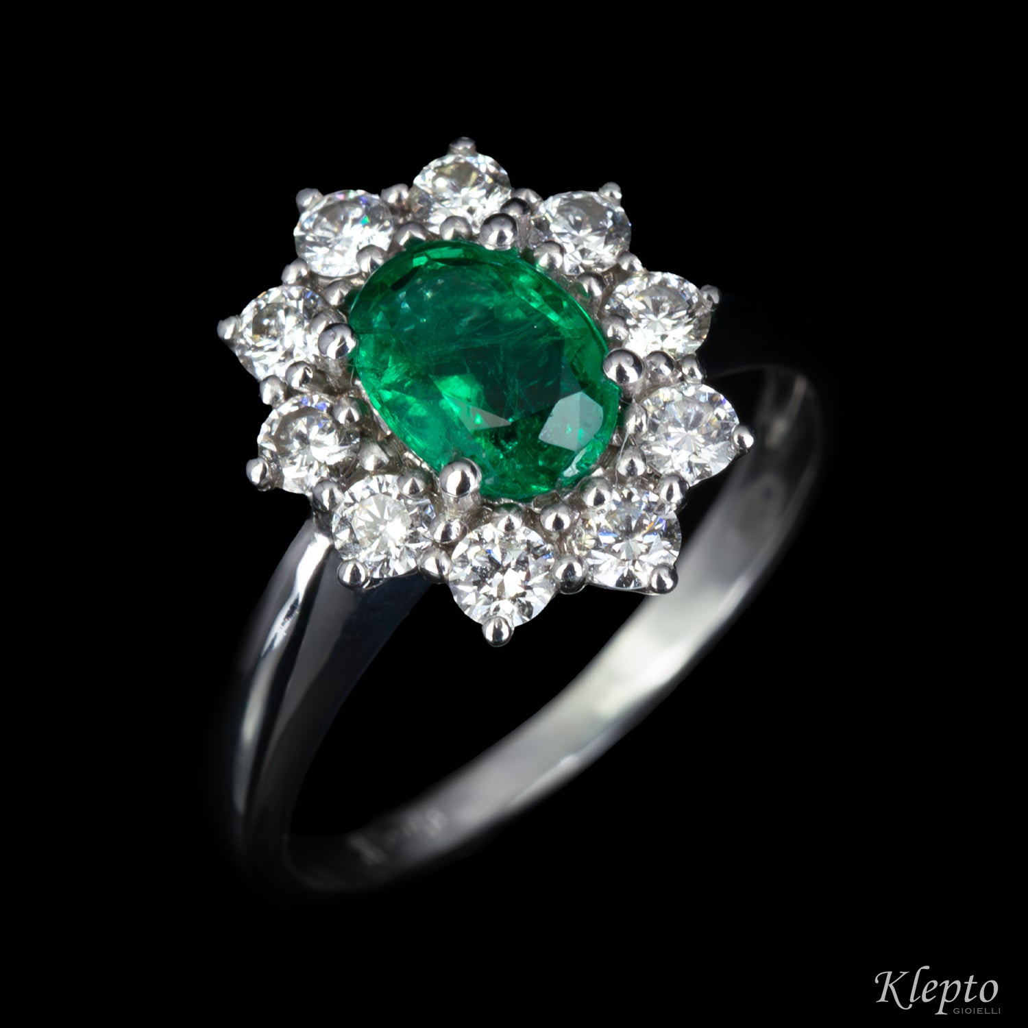 Classic ring in white gold with Emerald and diamond surround