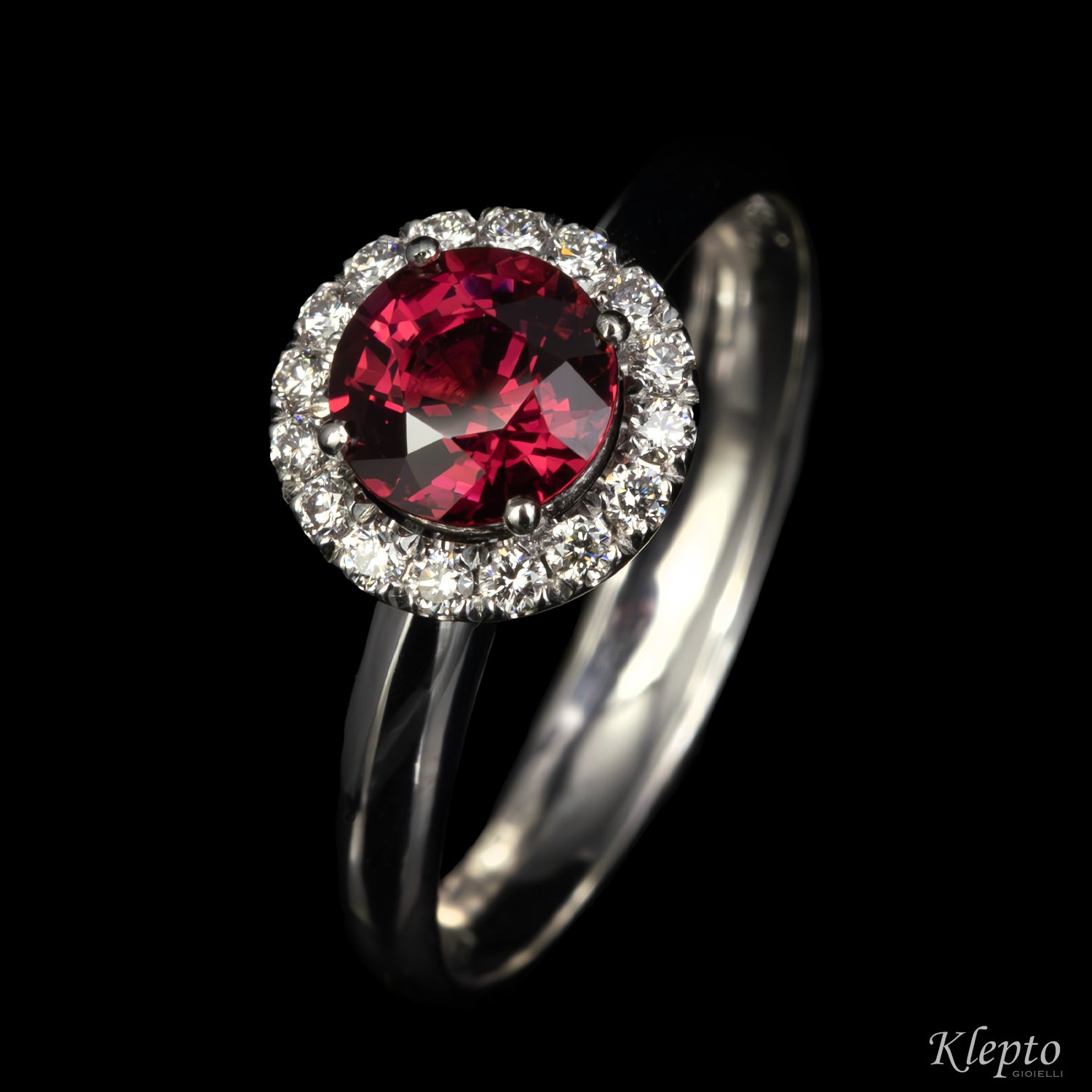 Classic ring in white gold with red spinel and diamond surround