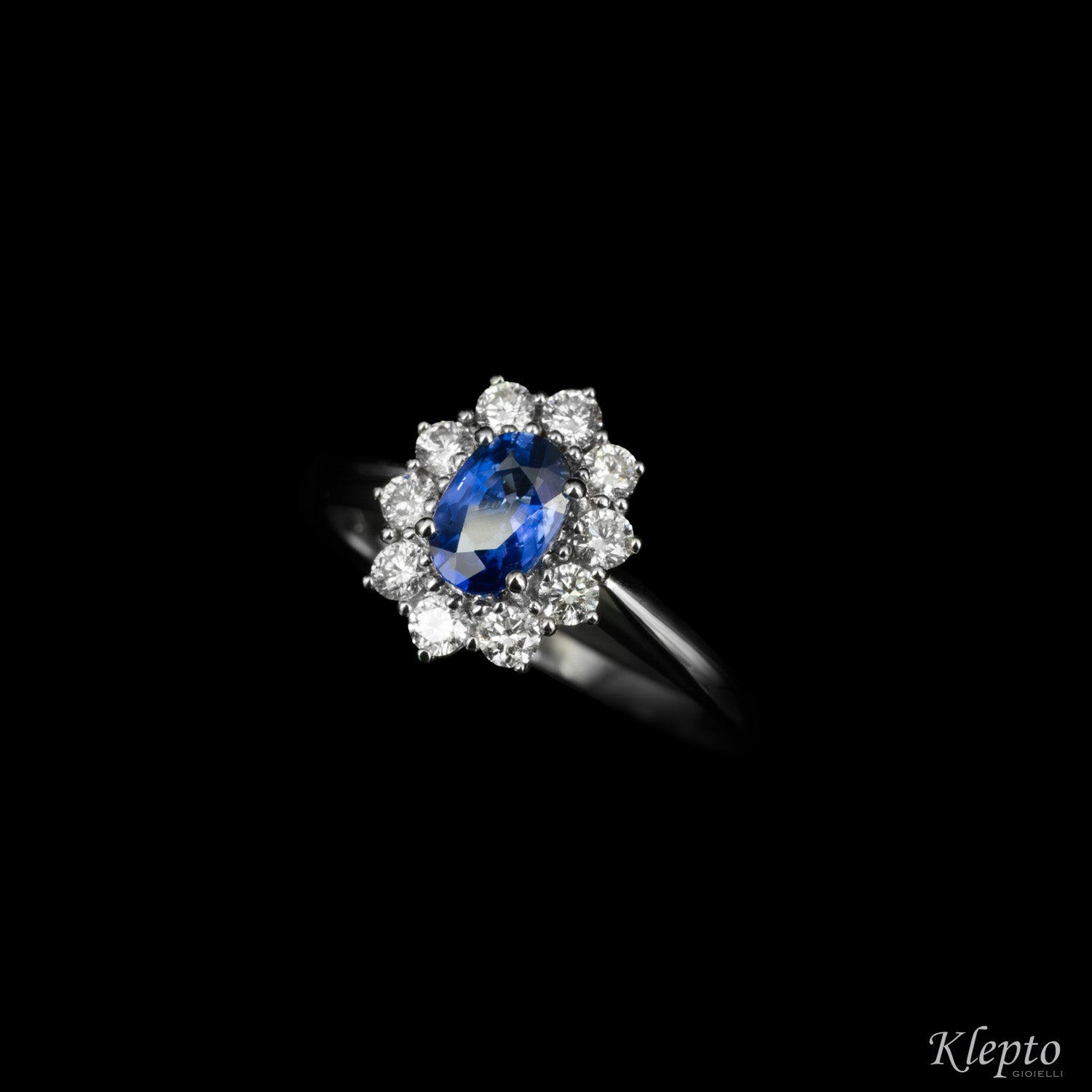 Classic ring in white gold with blue Sapphire and Diamonds