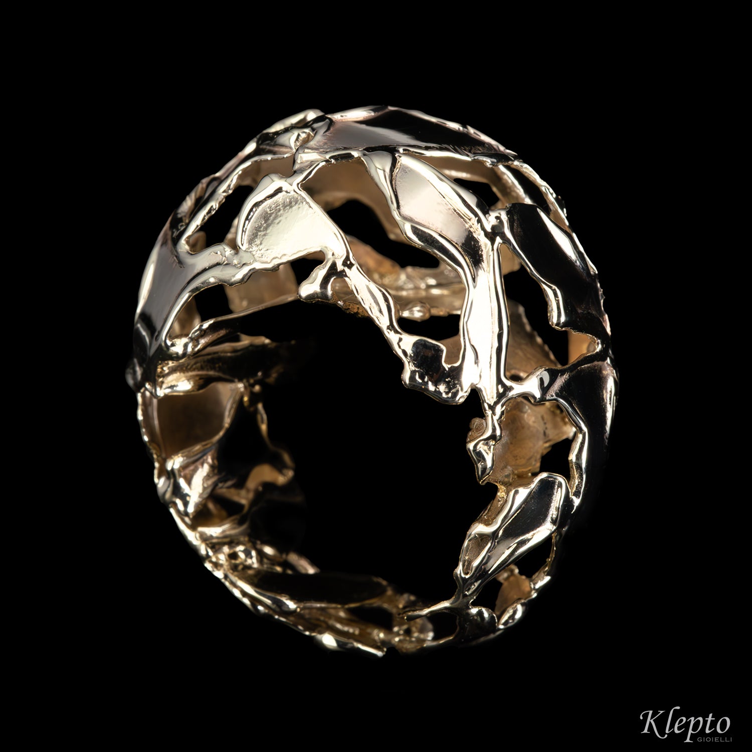 Natural white gold ring forged by flame