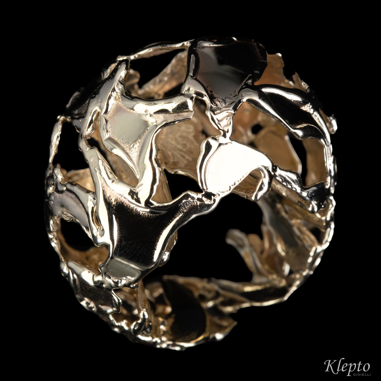 Natural white gold ring forged by flame
