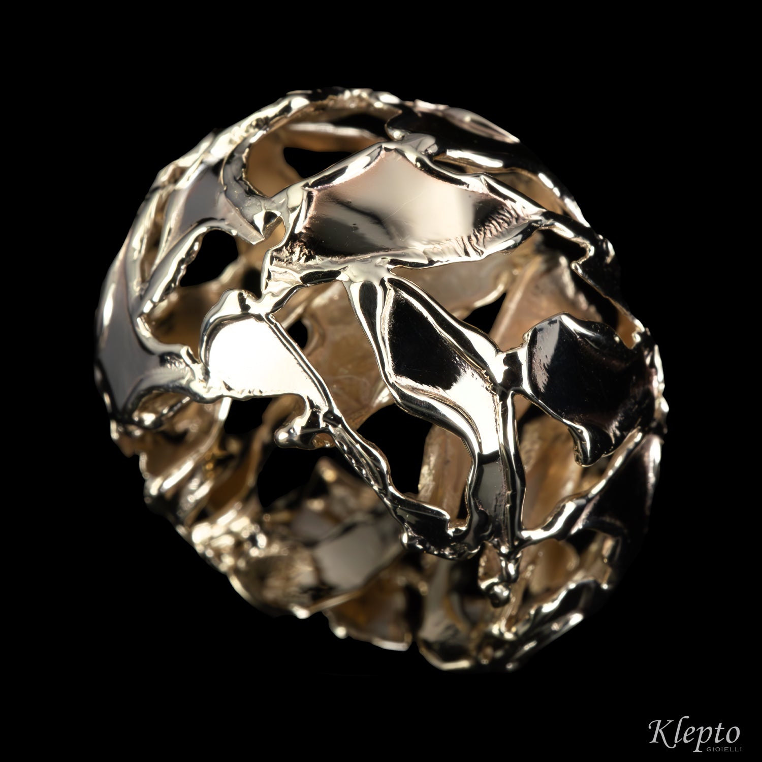 Natural white gold ring forged by flame
