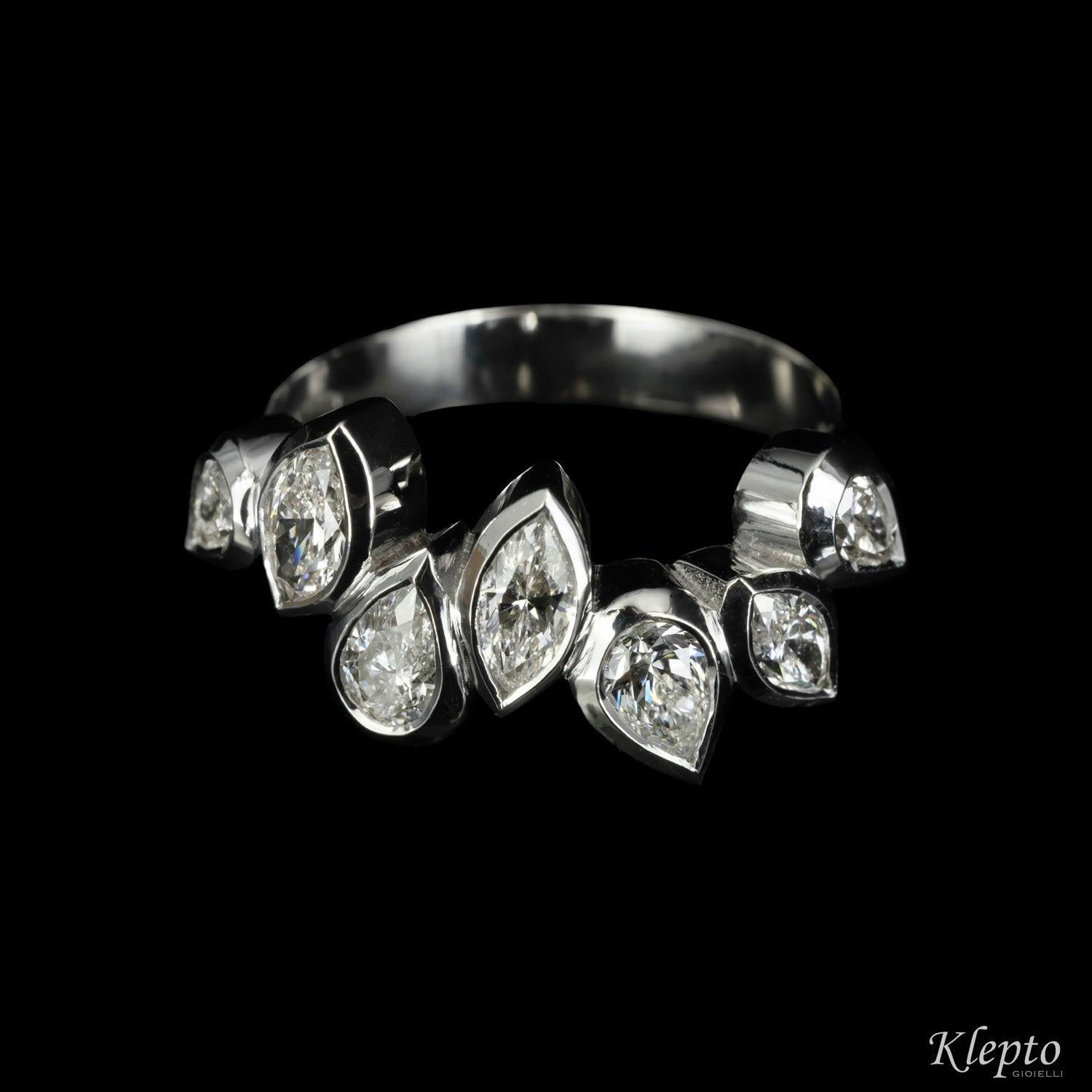 Classic ring by Klepto in white gold and diamonds