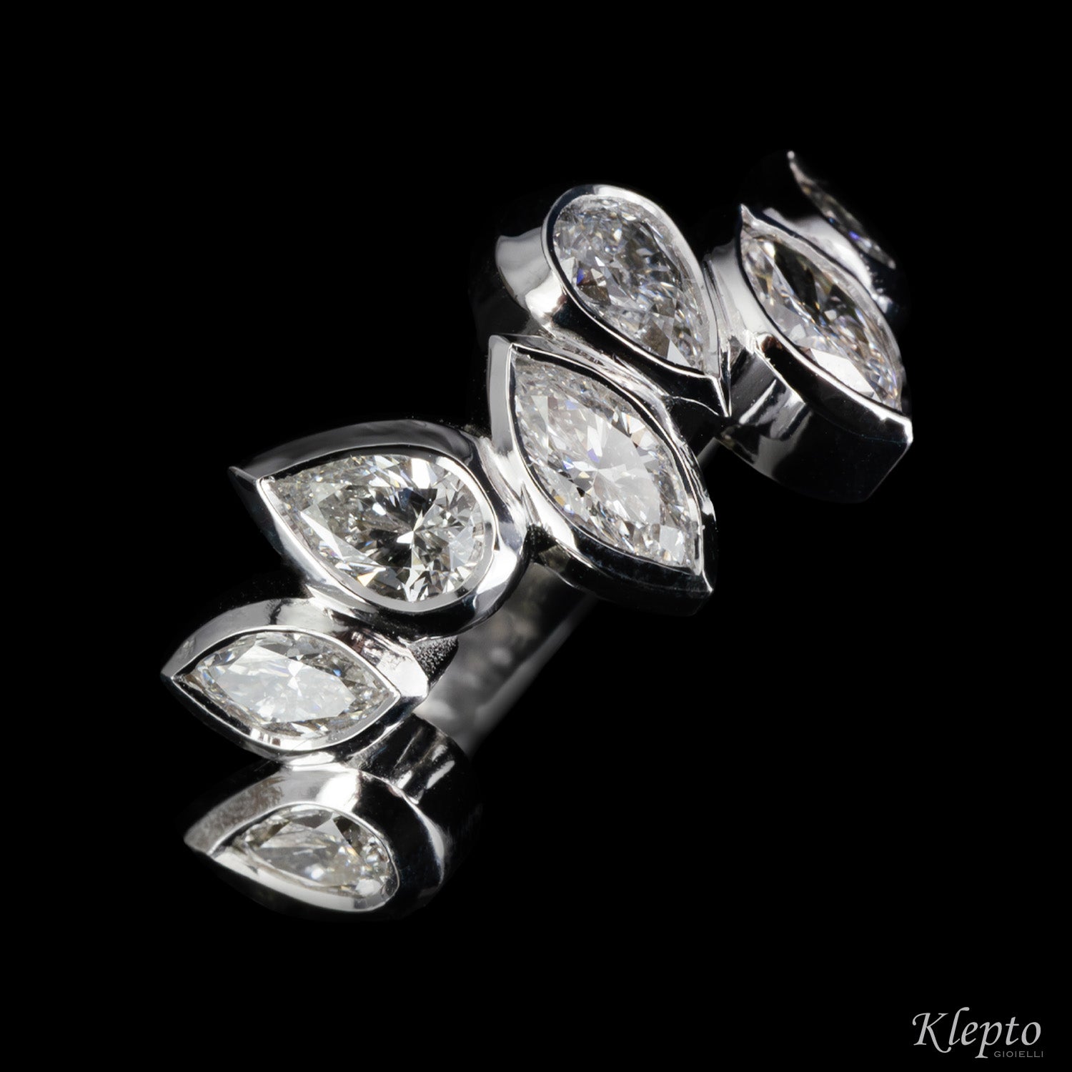Classic ring by Klepto in white gold and diamonds