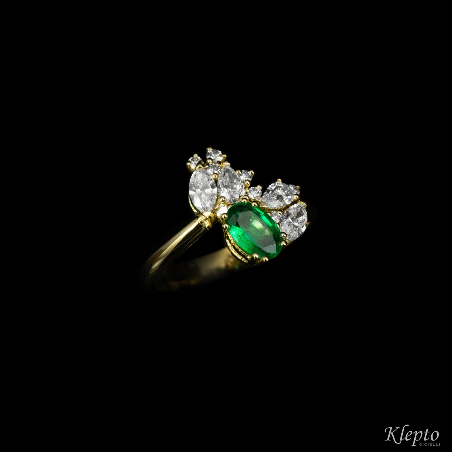 Classic ring by Klepto contrarié in yellow gold with Emerald and Diamonds