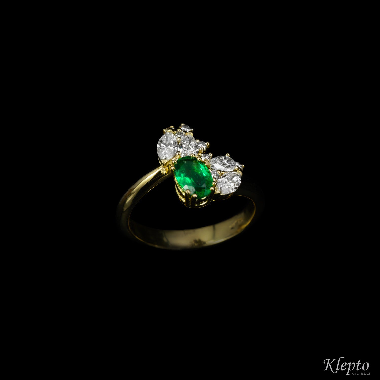 Classic ring by Klepto contrarié in yellow gold with Emerald and Diamonds
