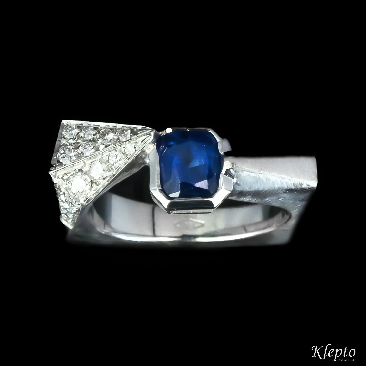 Classic ring by Klepto in white gold with blue sapphire and diamonds