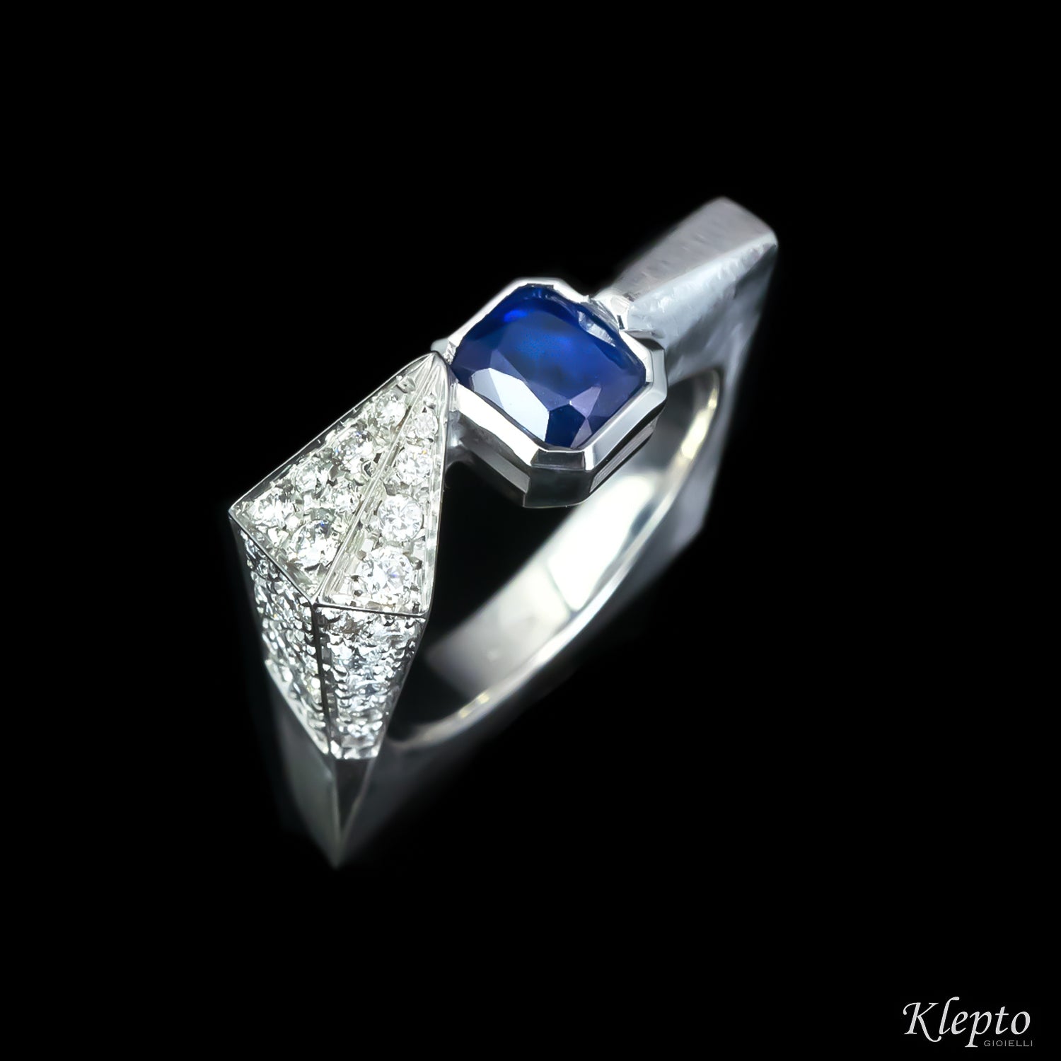 Classic ring by Klepto in white gold with blue sapphire and diamonds