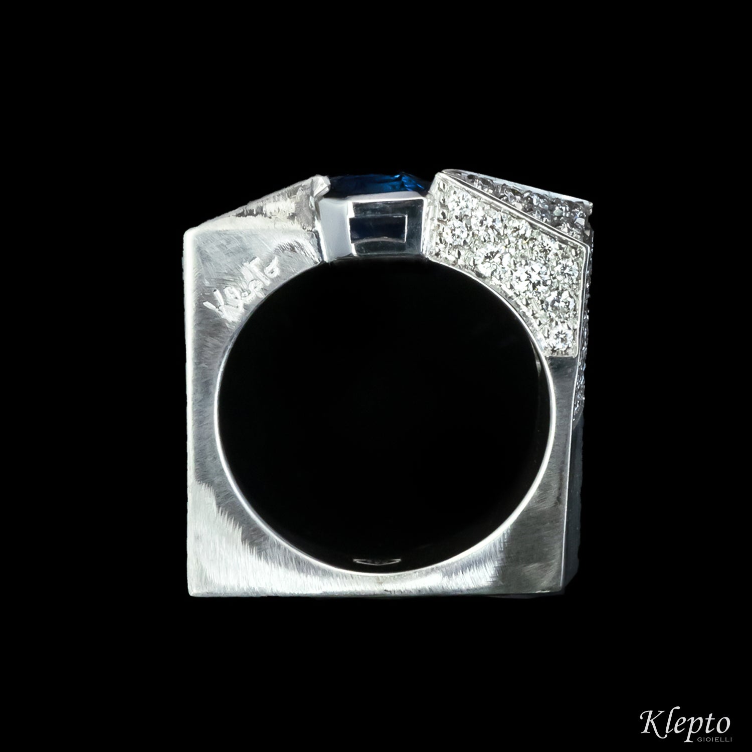 Classic ring by Klepto in white gold with blue sapphire and diamonds