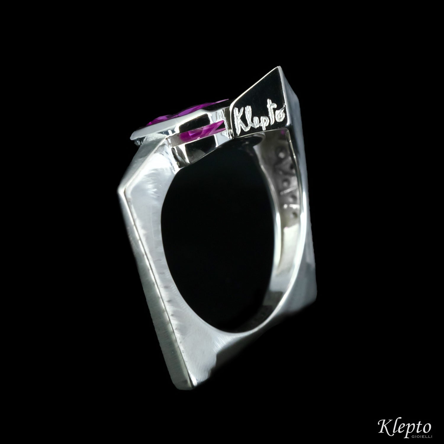 Classic ring by klepto in white gold with pink sapphire and diamonds