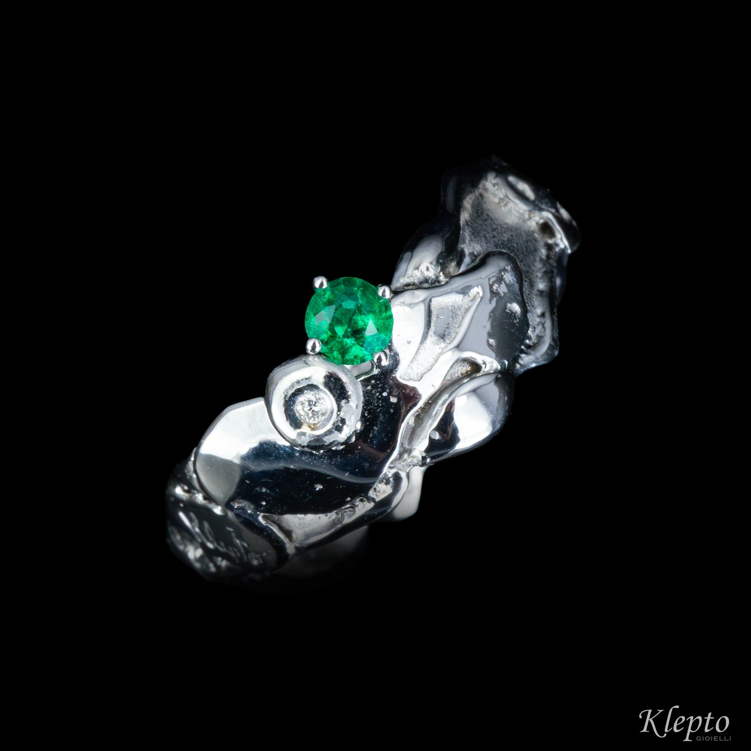 Ring in flame-fused white gold with Emerald and Diamond