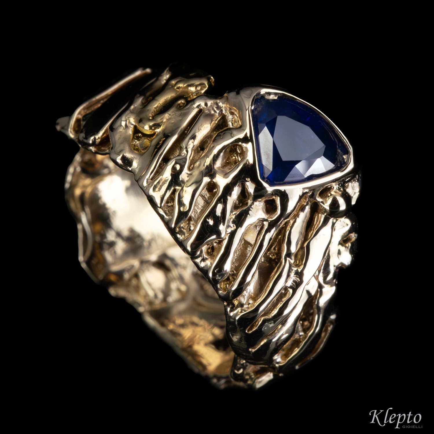 Natural white gold ring with blue sapphire