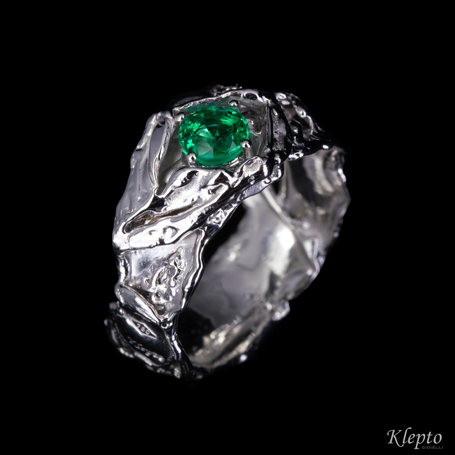 Flame-fused white gold ring with Emerald and Diamond