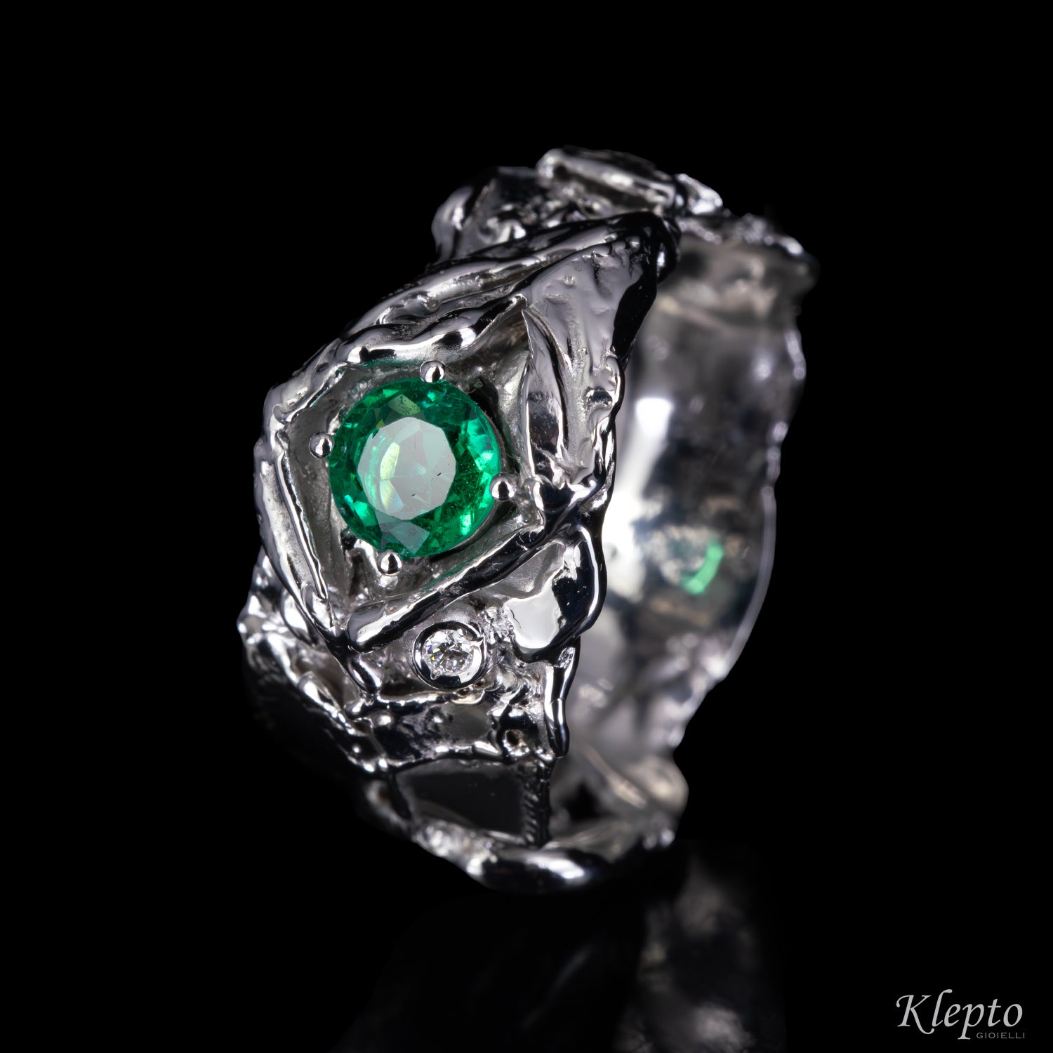 Flame-fused white gold ring with Emerald and Diamond