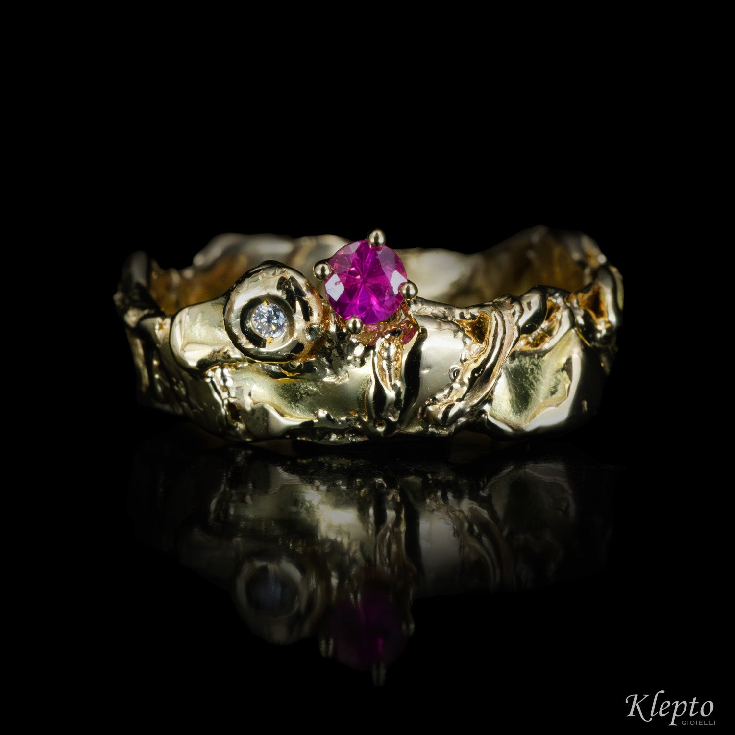 Ring in flame-fused yellow gold with Ruby and Diamond