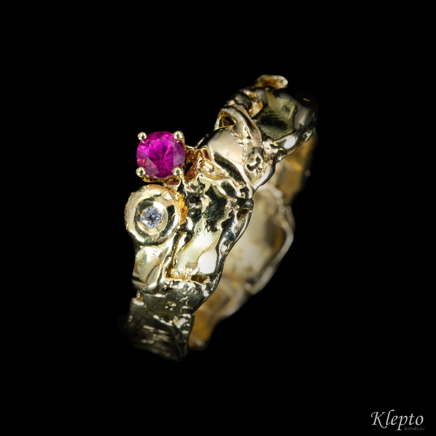 Ring in flame-fused yellow gold with Ruby and Diamond