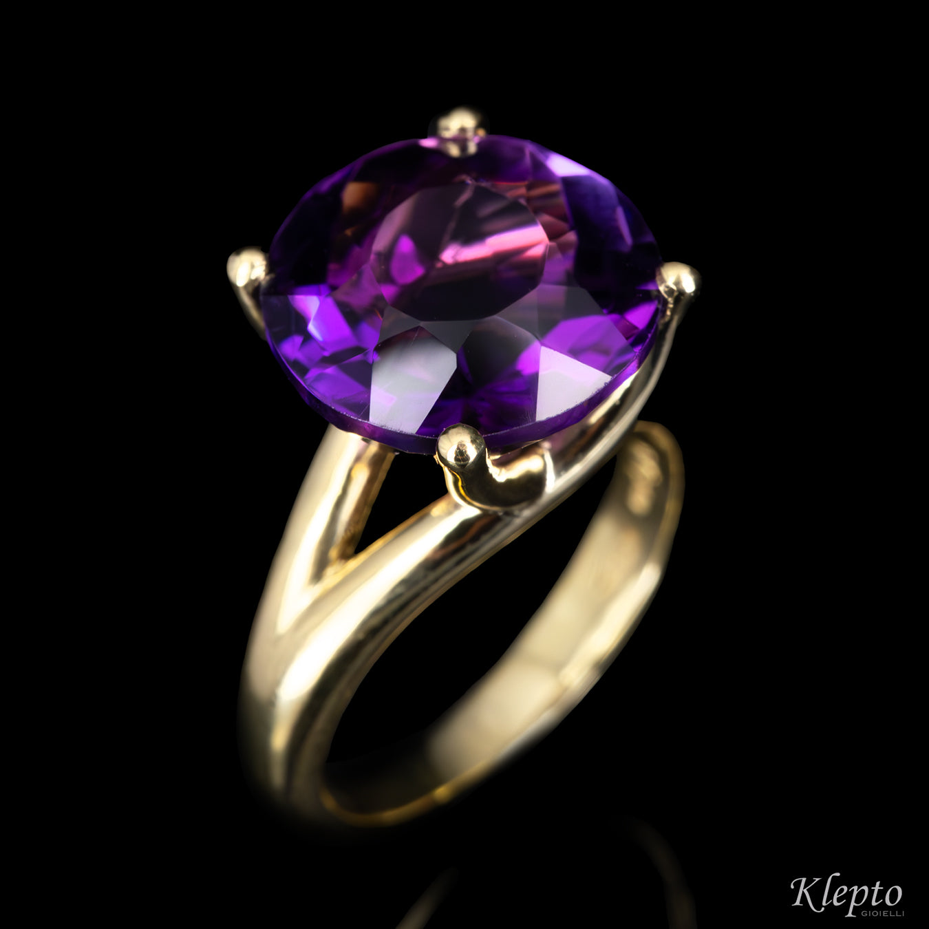 Classic ring by Klepto in yellow gold with Amethyst