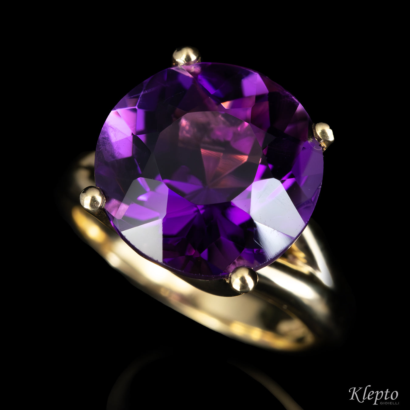 Classic ring by Klepto in yellow gold with Amethyst