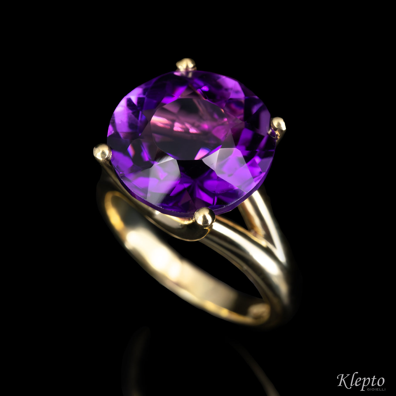 Classic ring by Klepto in yellow gold with Amethyst