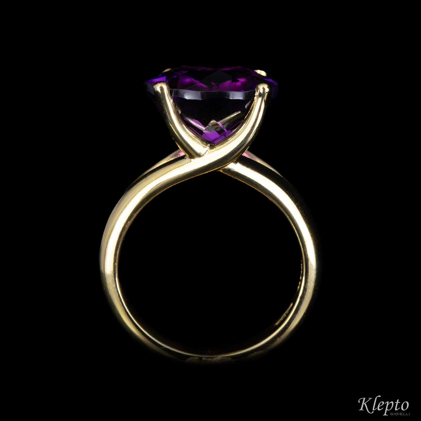 Classic ring by Klepto in yellow gold with Amethyst