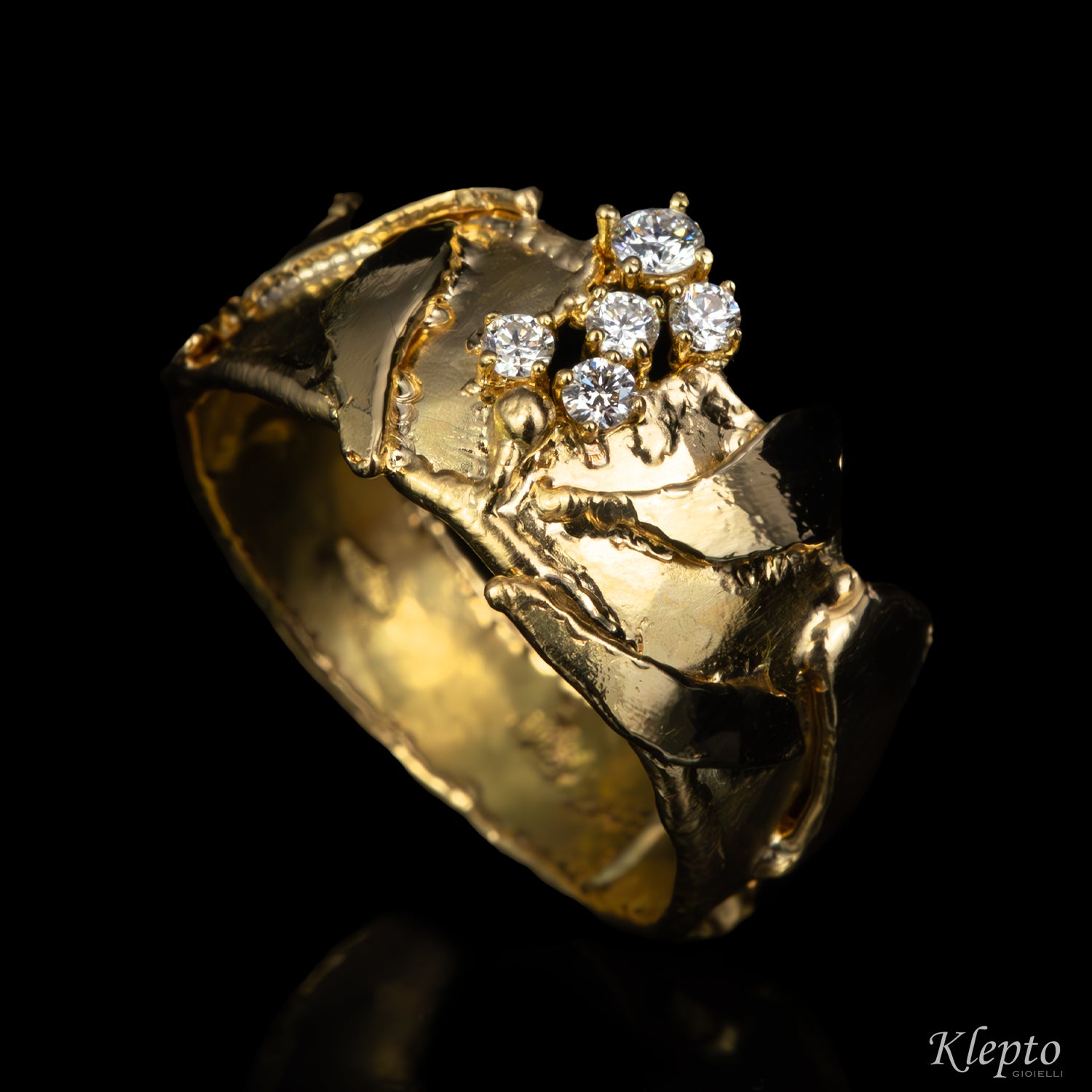 Yellow gold ring with diamonds