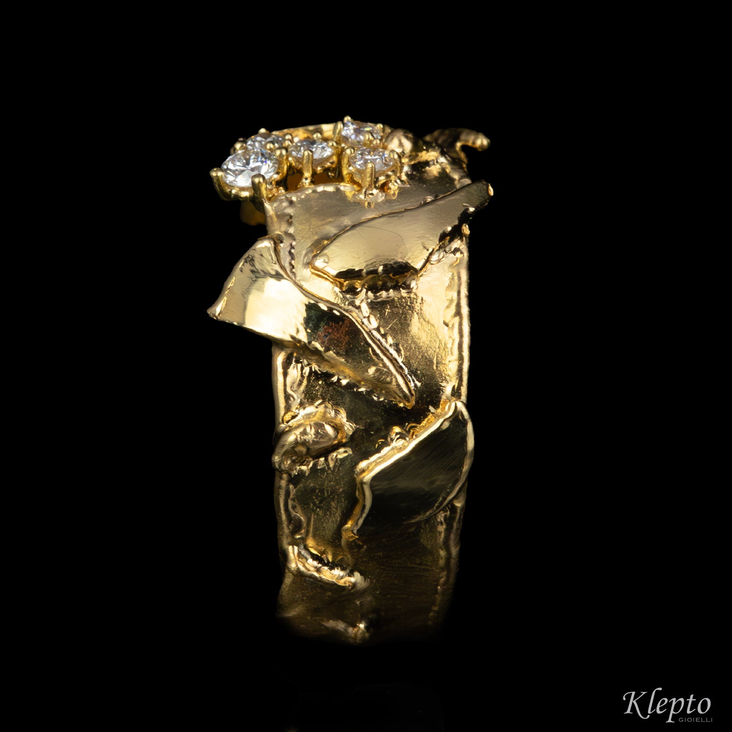 Yellow gold ring with diamonds