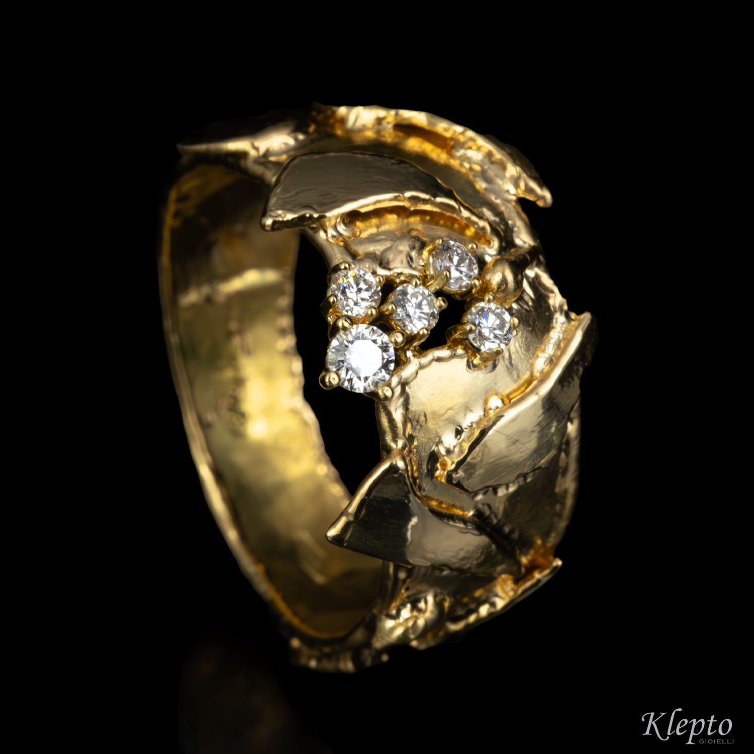 Yellow gold ring with diamonds