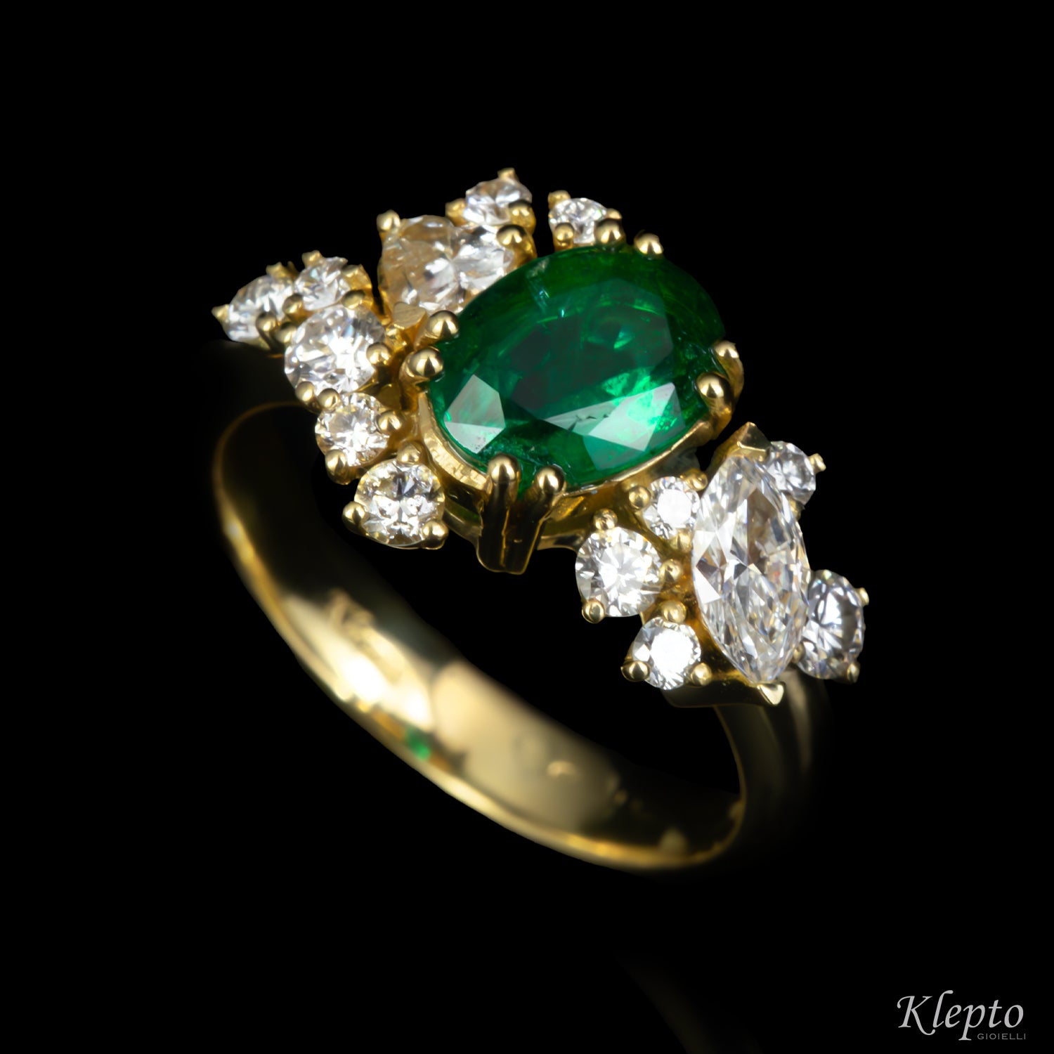 Classic ring by Klepto in yellow gold with Emerald and Diamonds