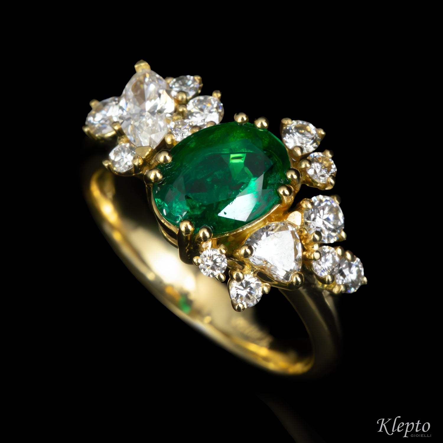 Classic ring by Klepto in yellow gold with Emerald and Diamonds