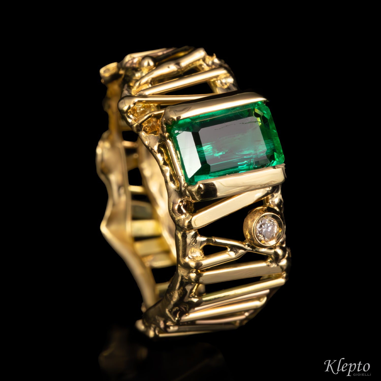 Yellow gold ring with Emerald and Diamond
