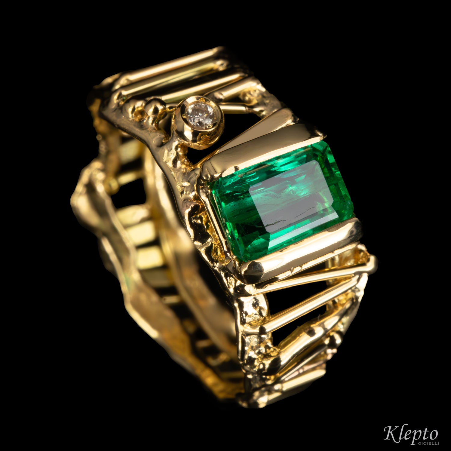 Yellow gold ring with Emerald and Diamond