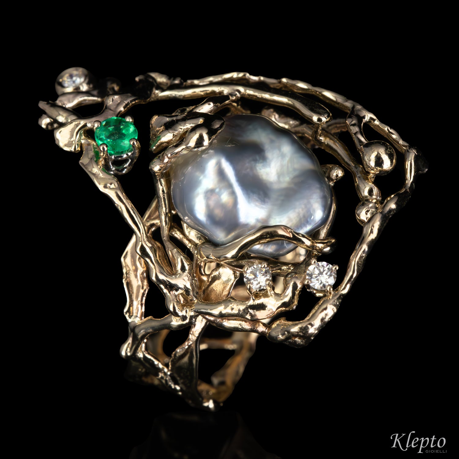 Natural white gold ring with keshi pearl, emerald and diamonds