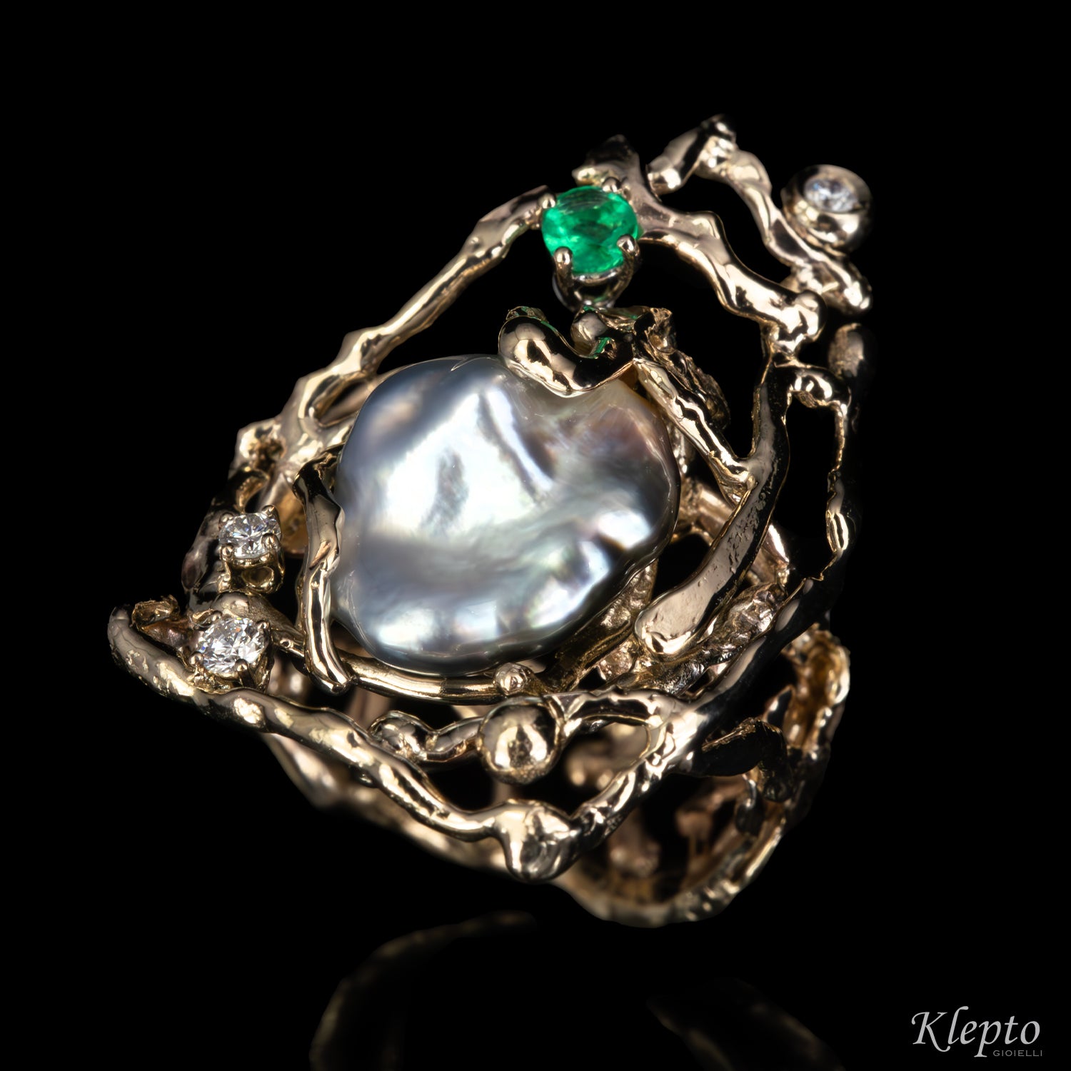 Natural white gold ring with keshi pearl, emerald and diamonds