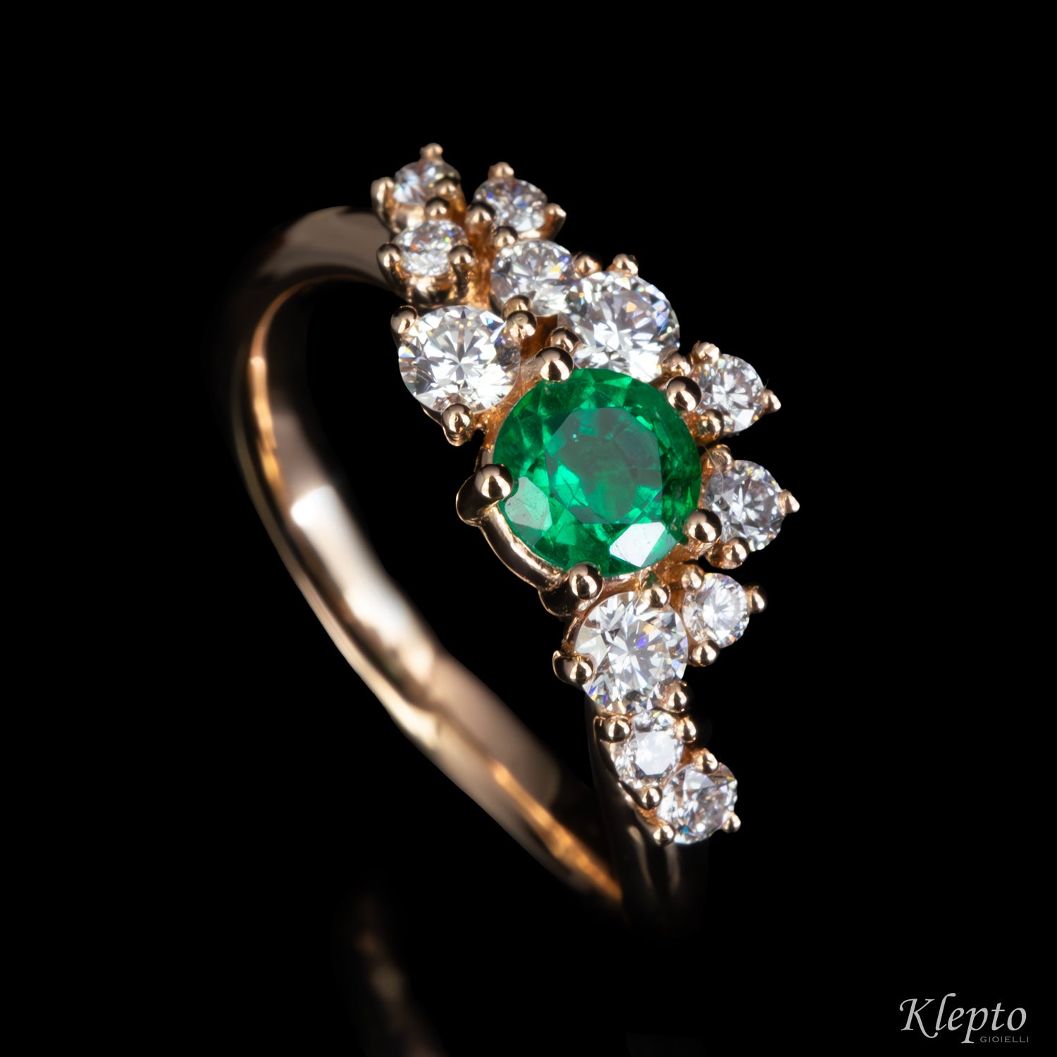 Classic ring by Klepto in rose gold with Emerald and Diamonds