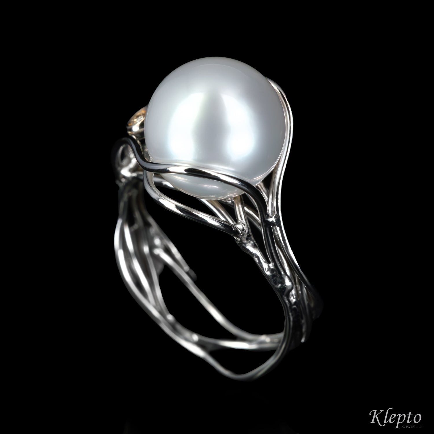 White gold ring with Australian Pearl and Diamond