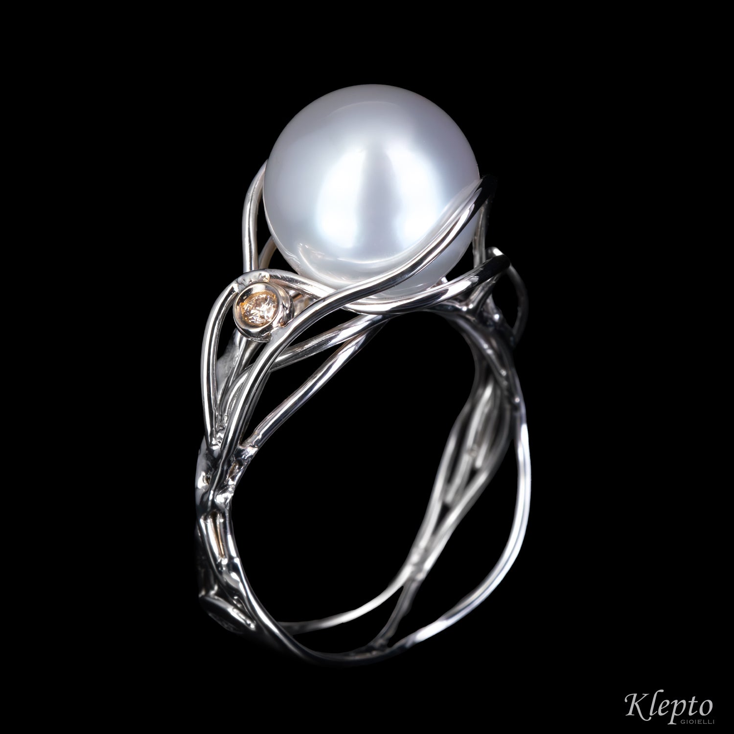 White gold ring with Australian Pearl and Diamond