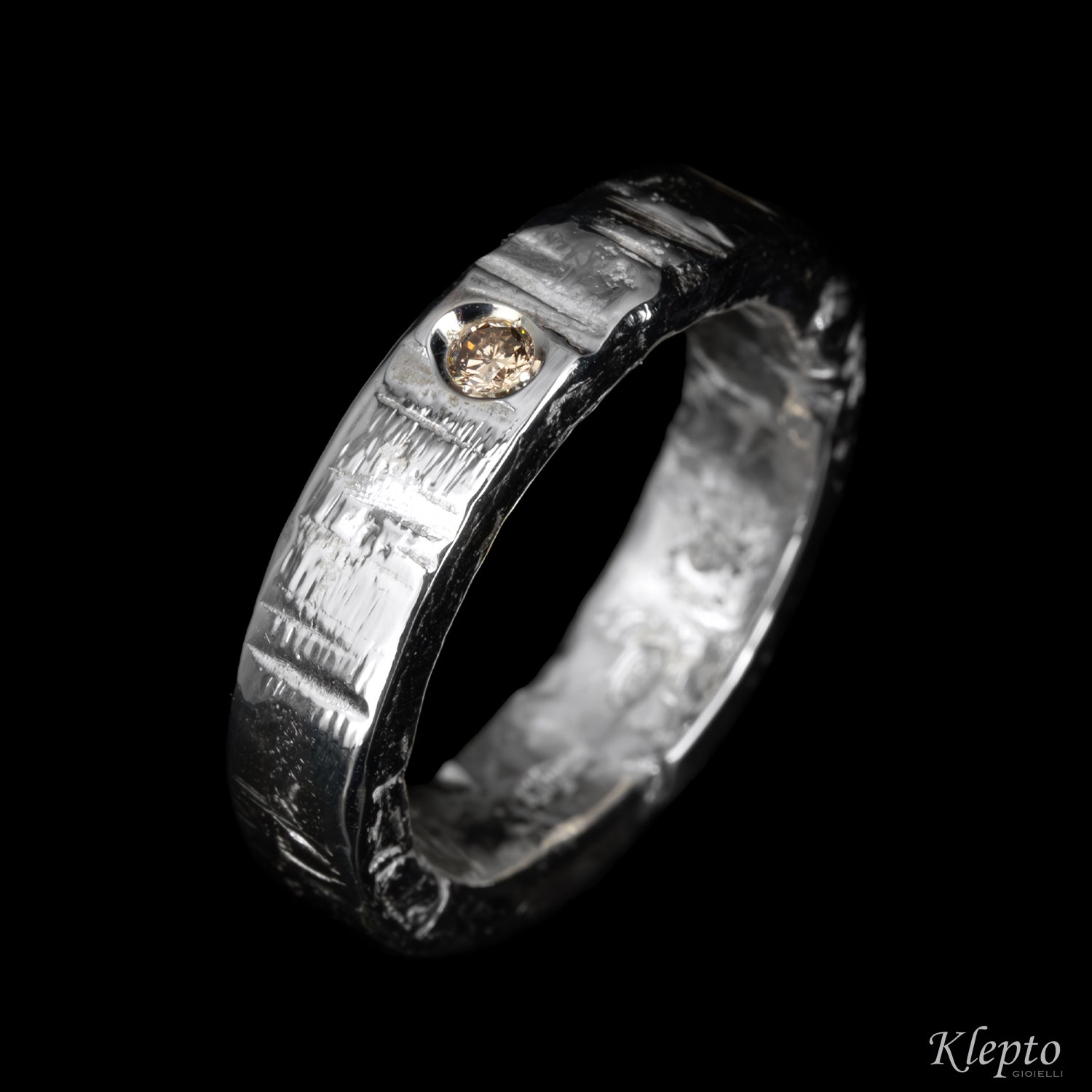 Silver Ring Silnova® with Brown Diamond

Source:
Anello in Argento Silnova® con Diamante brown