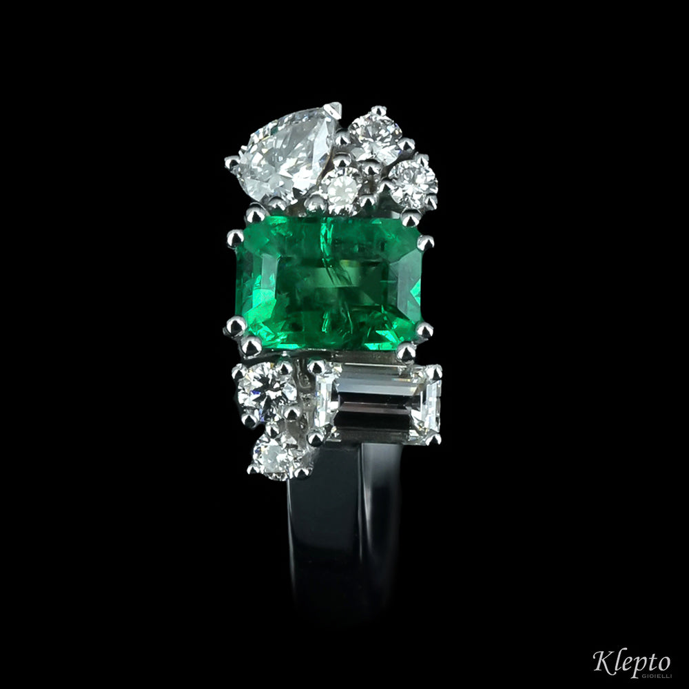 Classic ring by Klepto in white gold with octagonal emerald and diamonds