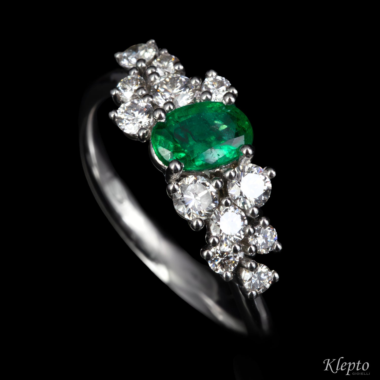 Classic ring by Klepto in white gold with emerald and diamonds