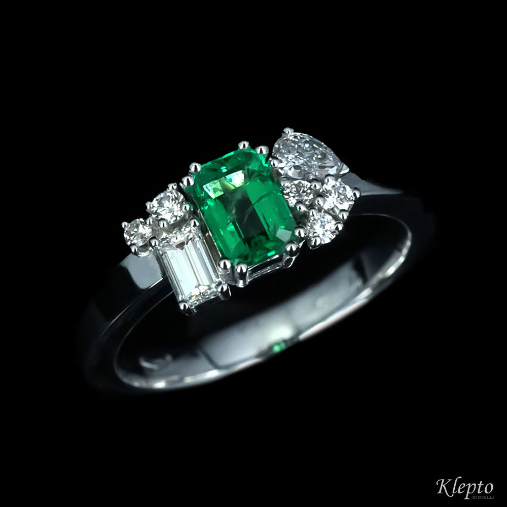 Classic ring by Klepto in white gold with octagonal emerald and diamonds