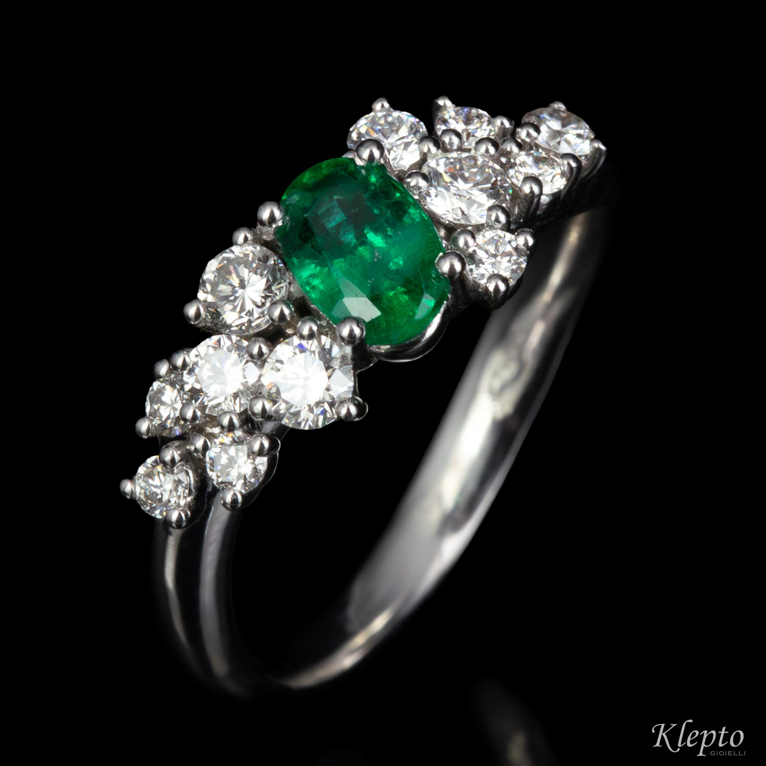 Classic ring by Klepto in white gold with emerald and diamonds