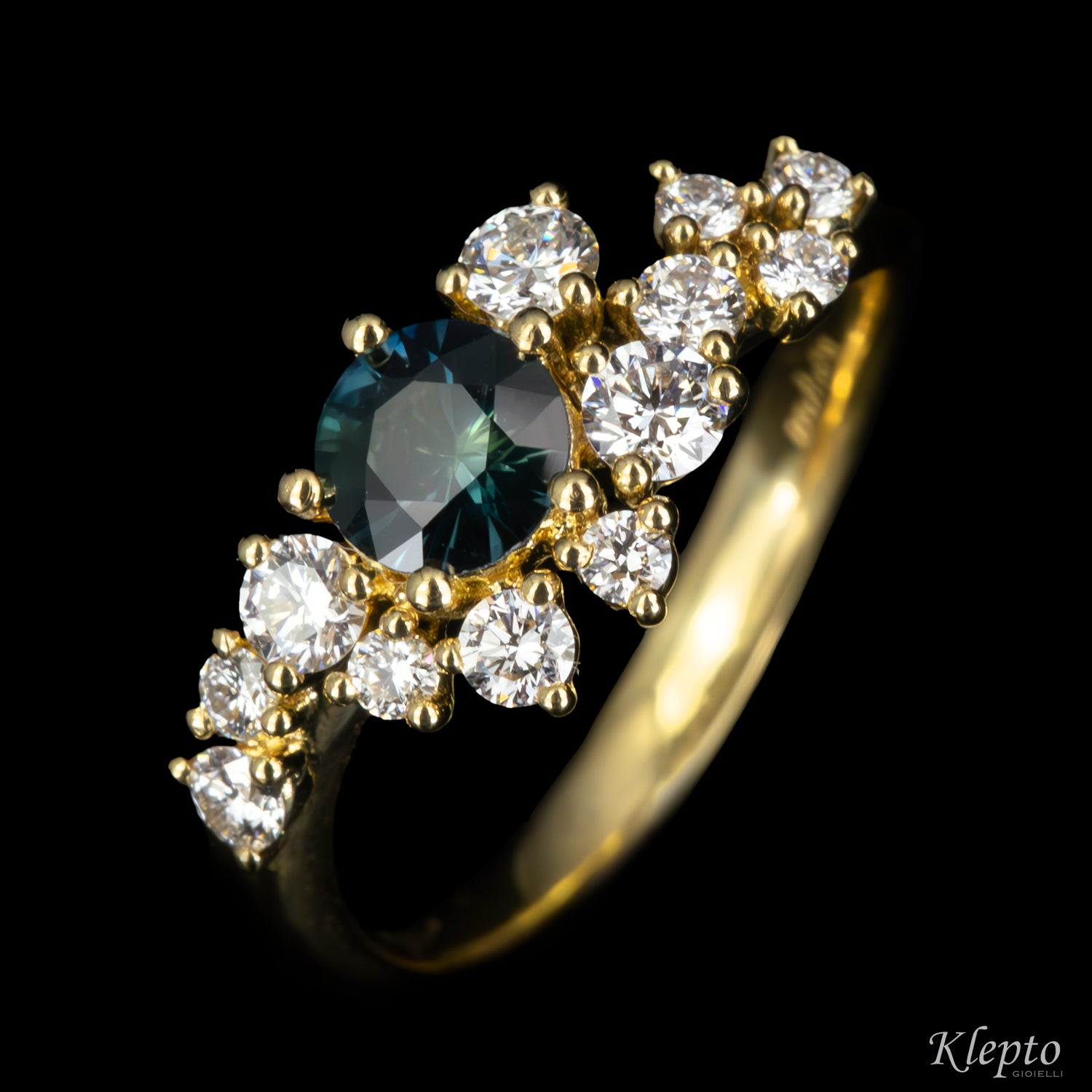 Classic ring by Klepto in yellow gold with teal Sapphire and Diamonds