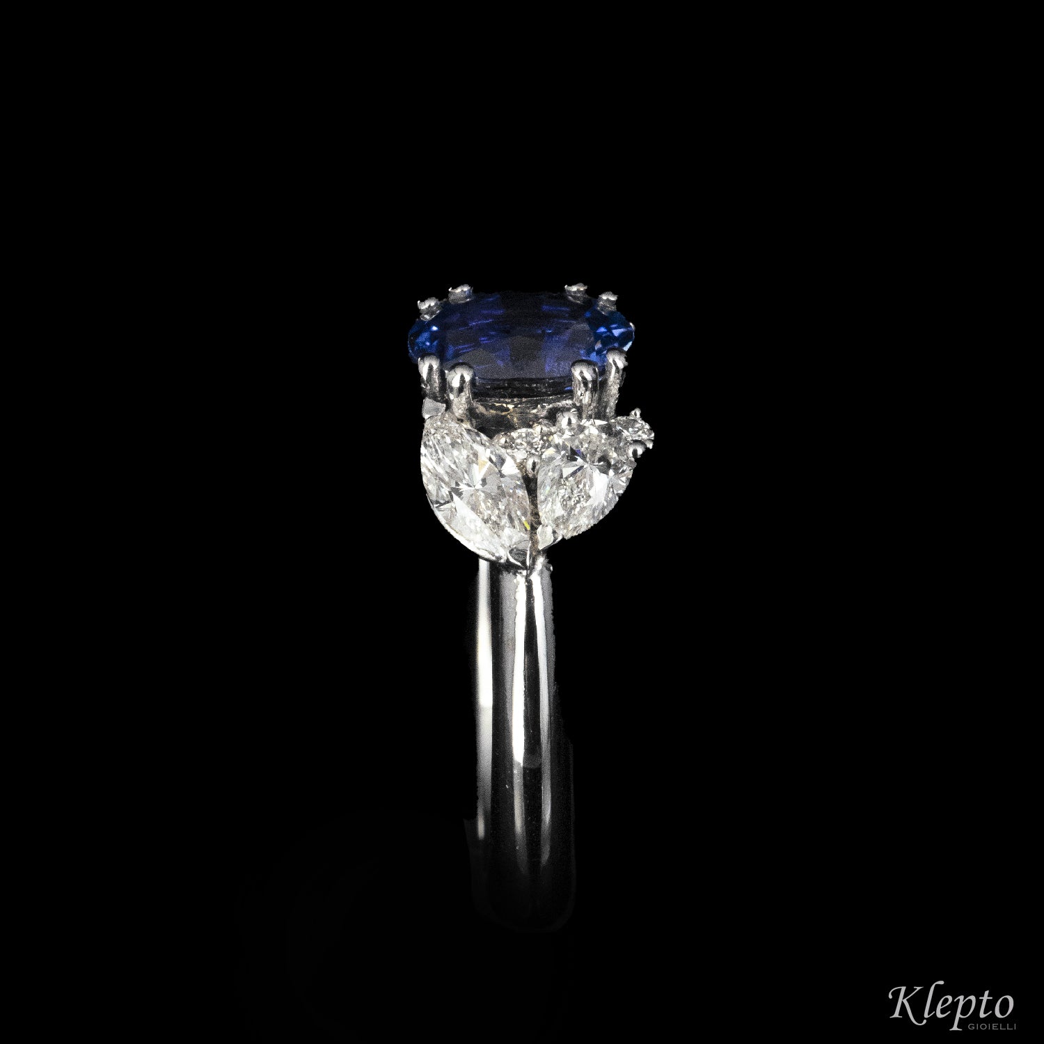 Classic contrarié ring in white gold with blue Sapphire and Diamonds