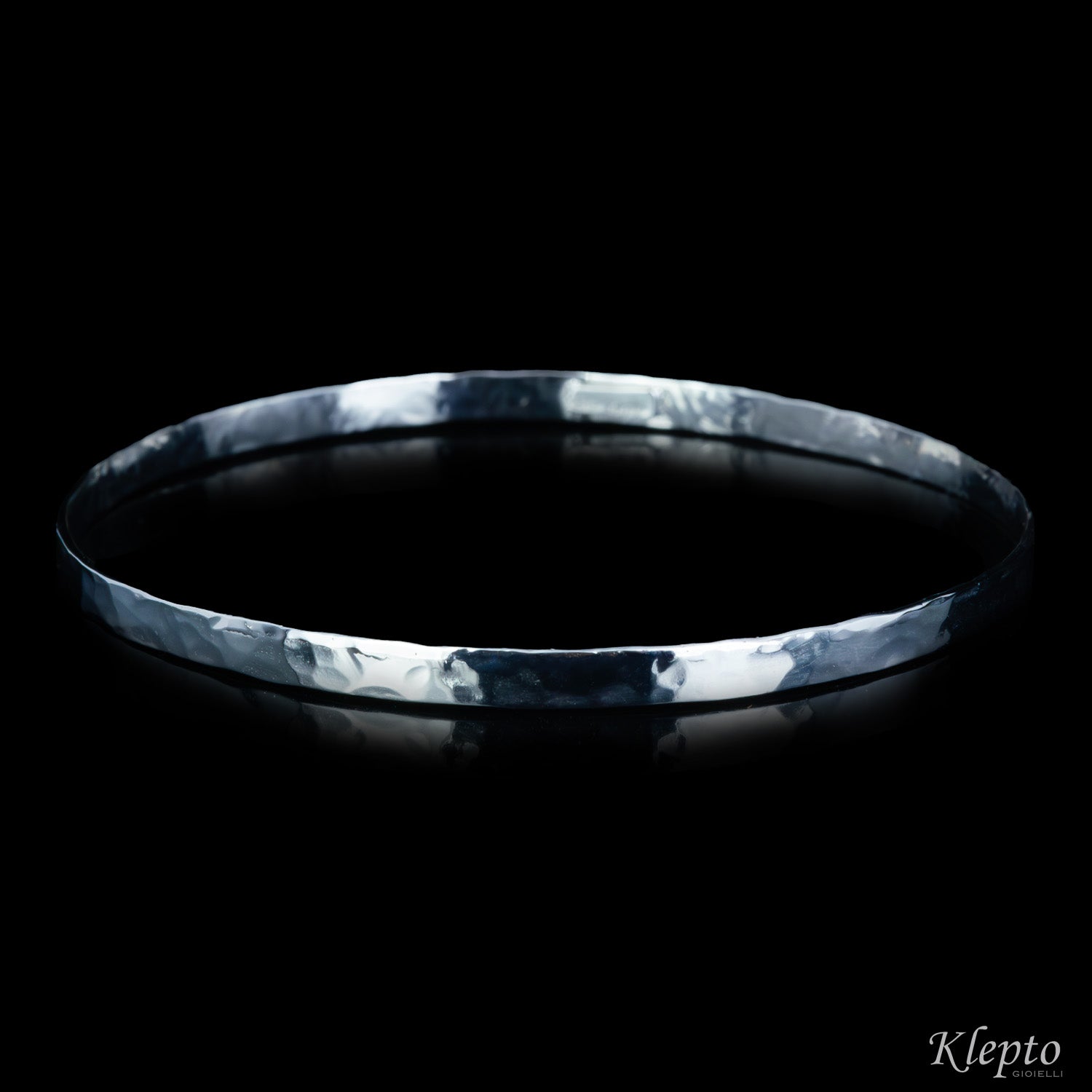 Rigid white gold bracelet