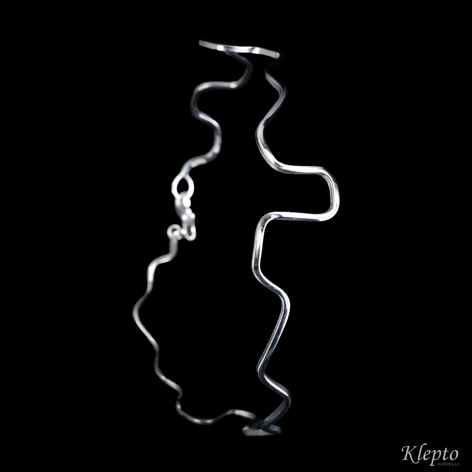 Rigid white gold bracelet