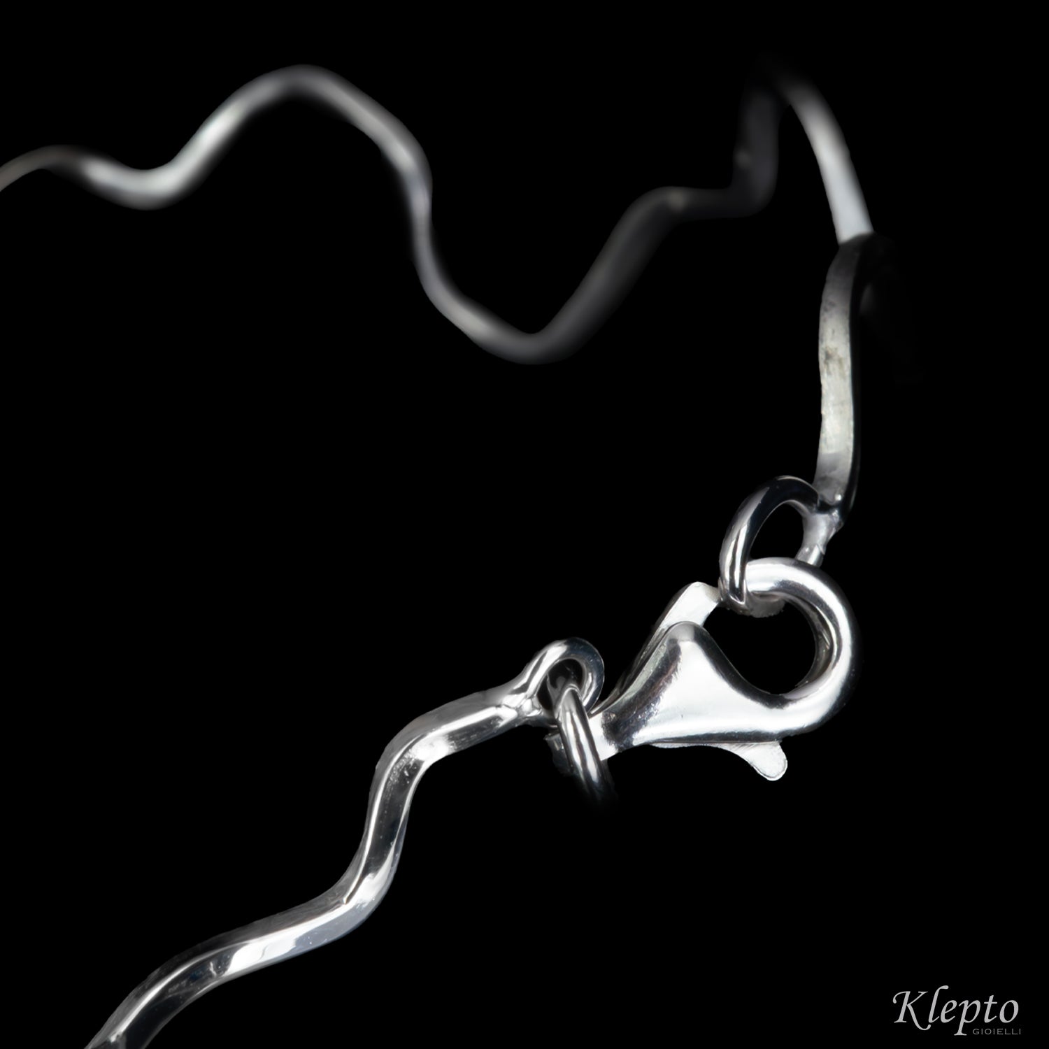 Rigid white gold bracelet