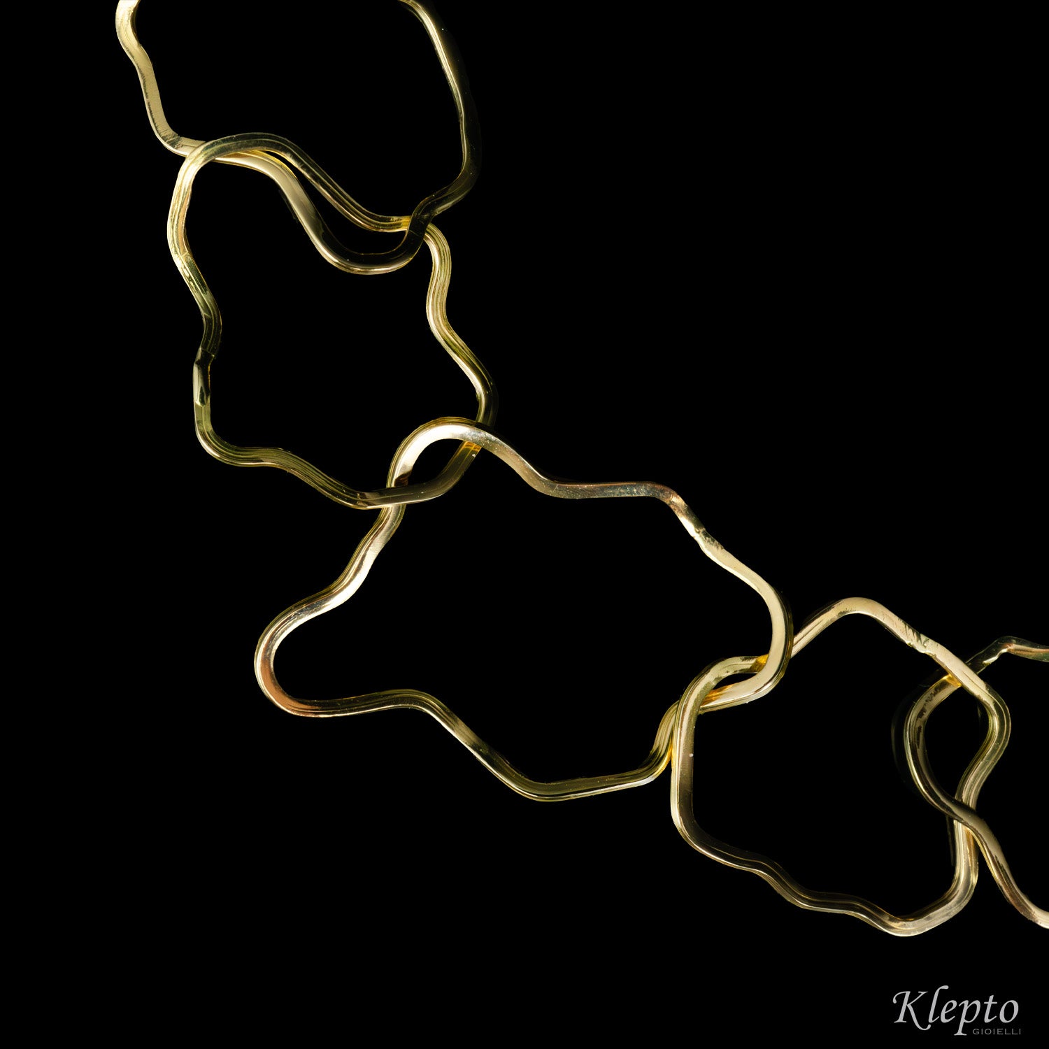 Yellow gold bracelet with irregular rings