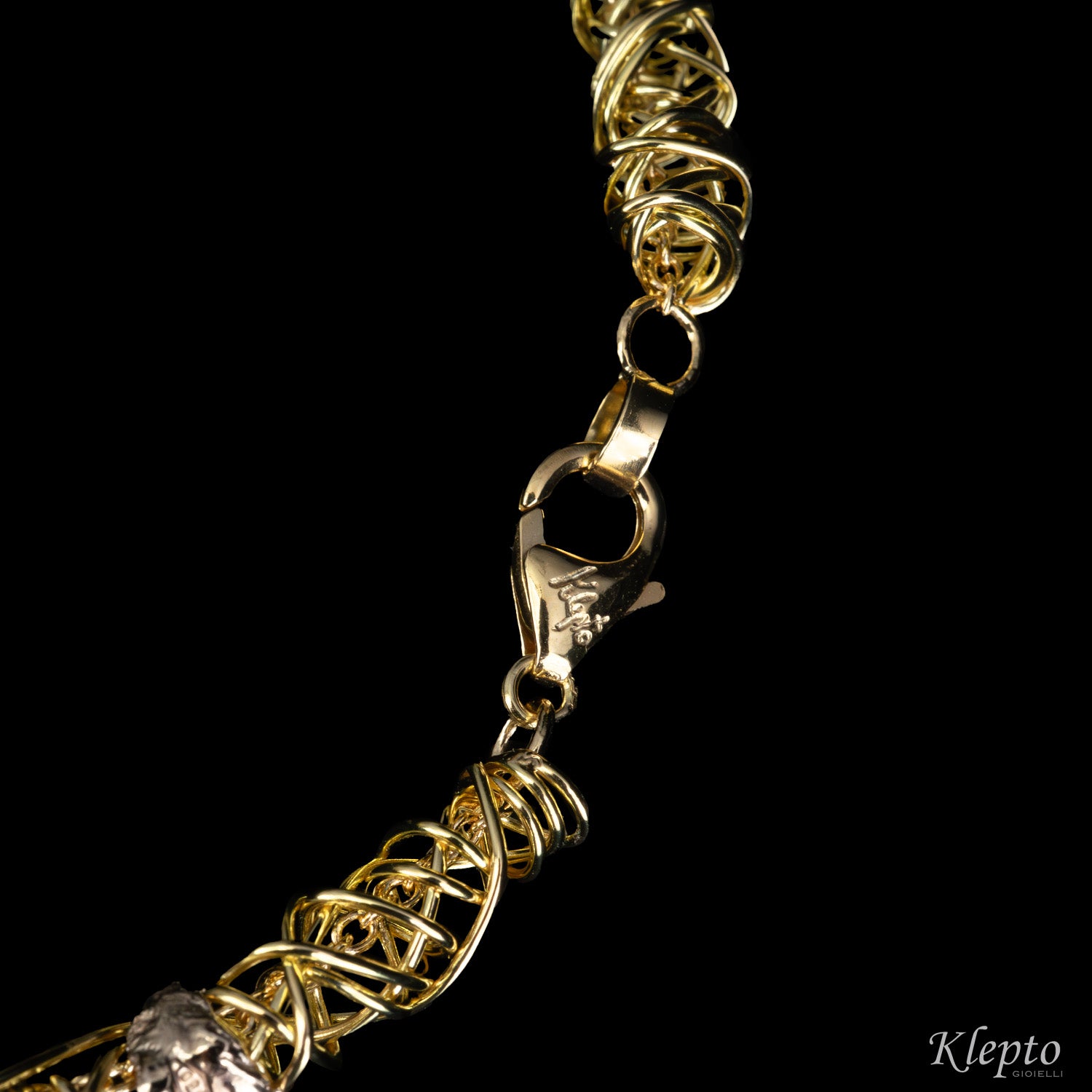 Yellow gold wire bracelet
