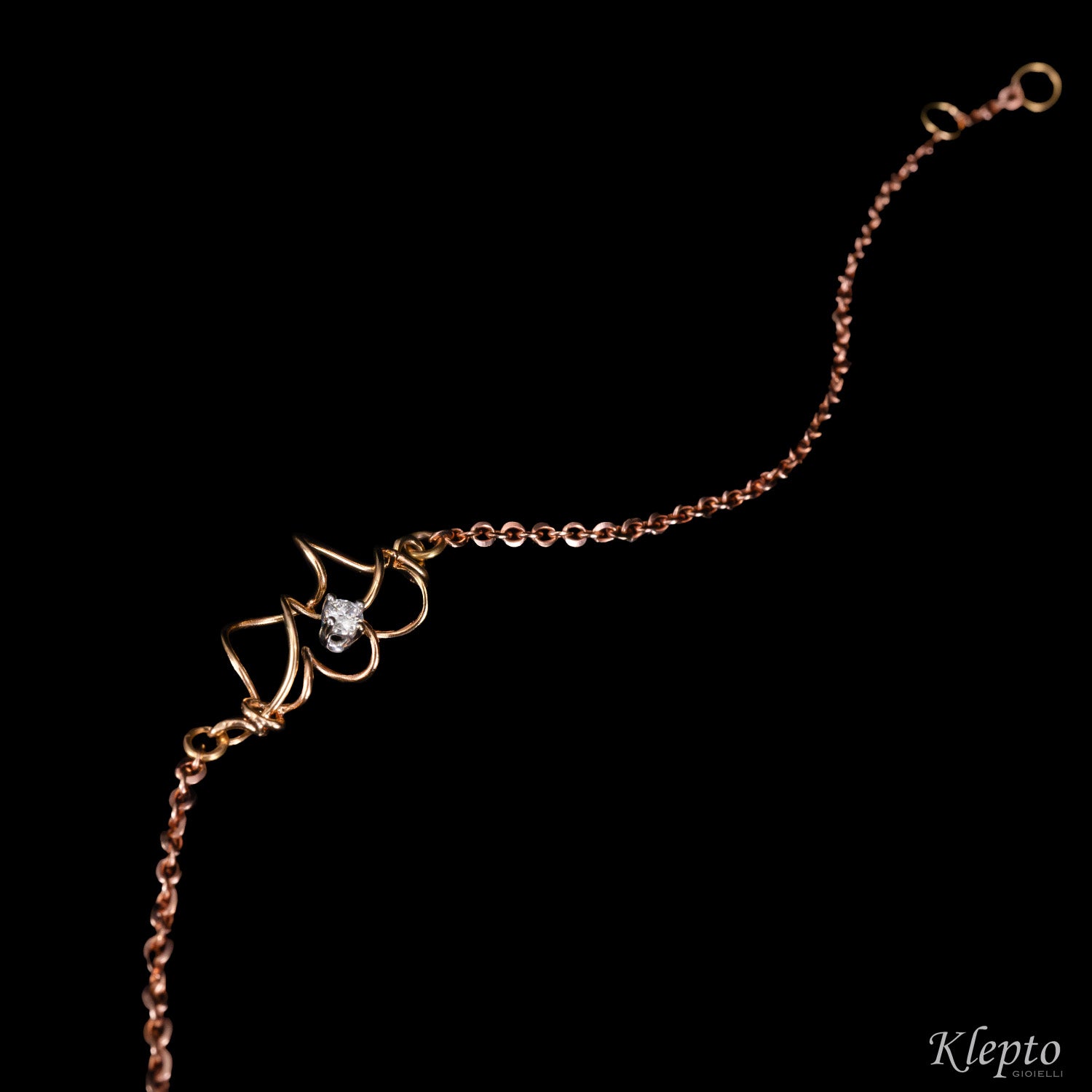 Rose gold bracelet with diamond and knot