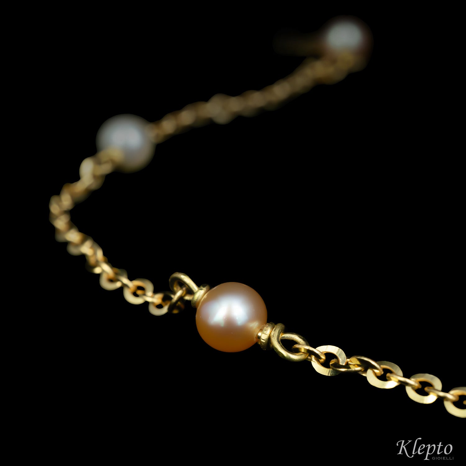 Yellow gold bracelet with lake pearls
